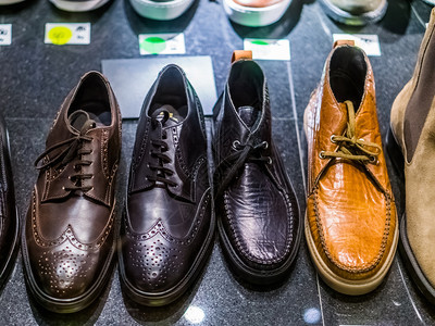 购物经典的由皮革鞋时装商人服制成的各种男子鞋穿图片