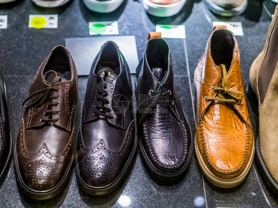 购物经典的由皮革鞋时装商人服制成的各种男子鞋穿图片