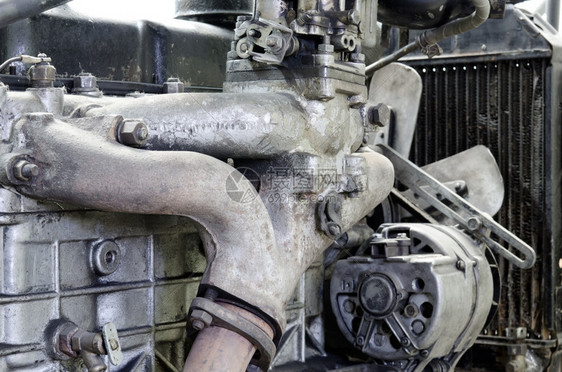 柴油机尘土飞扬修理一个老旧过时的引擎一个特拍镜头图片