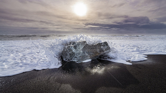 冰岛冰川湖附近的黑熔岩沙滩图片
