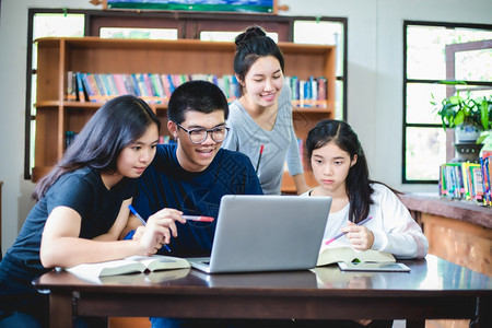 亚洲学生们在一起分享想法图片