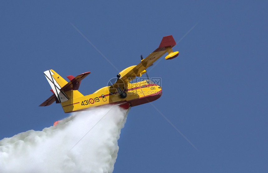 拍照曾是黄色的在西班牙中部萨拉曼卡附近拍摄的西班牙一架加拿大CL215T消防飞机加拿大CL215Scooper是由加拿大和后来的图片