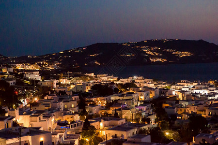 夜晚的村庄在灯光下日落的海面背景下美丽的多彩夕阳令人惊叹的希腊小镇Mykonos天空月亮颜色图片