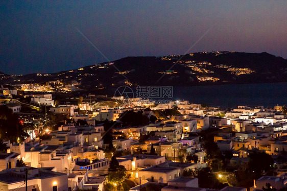 夜晚的村庄在灯光下日落的海面背景下美丽的多彩夕阳令人惊叹的希腊小镇Mykonos天空月亮颜色图片
