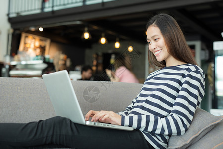 人们亚洲妇女在咖啡店沙发上使用笔记本的亚洲妇女新一代独立工作概念在线的电脑图片