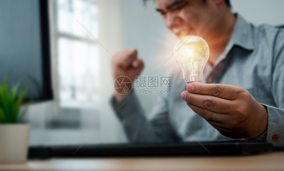 天才节省拥有灯泡的商人对新创和成功商业板块的想法感到欢欣和兴奋认为创新意技术想法有助于企业解决方案b将创新意技术想法用于企业解决图片