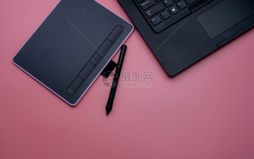 最小的用于粉红背景图形设计工作的黑笔鼠标数字平板和笔记本电脑的顶部视图在形设计师蓝牙和无线设备的笔图平板器前多于技术图片