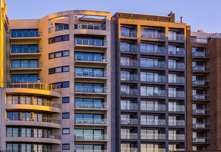 经典的佛兰芒语屋比利时白登贝格市内现代城公寓楼有阳台比利时建筑图片
