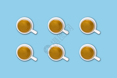 食物时髦的最起码图案在浅蓝色面板上展示一组咖啡杯的顶部视图平板摄影新鲜的图片