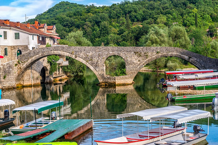清除田园诗般的黑山Crnojevica河上Old桥附近的旧上船欧罗巴图片