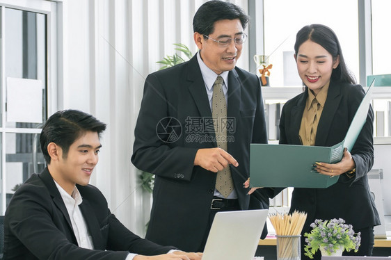 行政人员一群亚裔商业界人士在办公室开会和规划他们的项目并进行办公商人合作图片