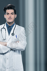 成人重病医生用灰色背景交叉手诊所外套图片