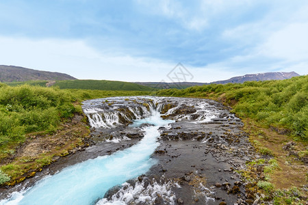 落下美丽的Bruarfos绿瀑布的风景南冰岛蓝色的华丽图片