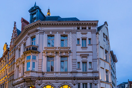 历史的街道比利时Antwerp的古老典城市建筑Antwerpen的历史建筑点亮图片