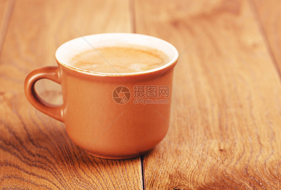 食物优质的木制桌边咖啡杯在木制桌边的咖啡杯目图片