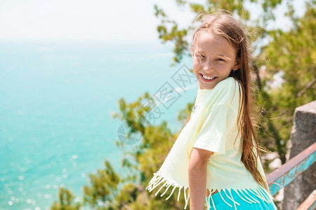 自然坎帕尼亚意大利阿马尔菲海岸滩背景的小女孩地中海和天空背景的年轻女孩在海洋和天空背景下的年轻女孩悬崖图片