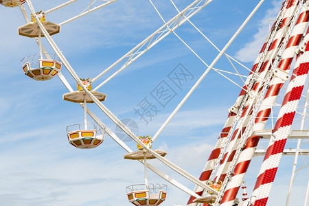 闲暇在蓝色天空的游乐园摩天轮诺里亚娱乐图片