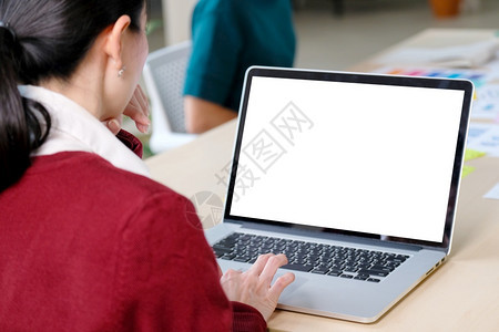 移动的键盘膝上型计算机电脑屏幕模型板背景在工作空间办公室网上商业电子务在线教育学习概念中用空白屏幕打字的妇女笔记本电脑空屏技术图片