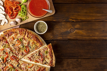 披萨红辣椒番茄酱复制空间分辨率和高品质的美丽图片顶端风景披萨复制空间优质和分辨率美容照片概念与质量和清晰度橄榄食物肉图片