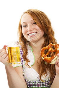 十月节吸引人的快乐巴伐利亚女孩穿着啤酒和椒盐脆饼快乐的巴伐利亚女孩穿着白色的啤酒和椒盐脆饼马克杯图片