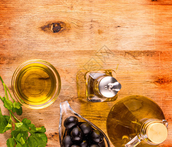木制背景上加新鲜香草和黑橄榄的油木制背景上加新鲜香草和黑橄榄的油西班牙语叶子美食图片