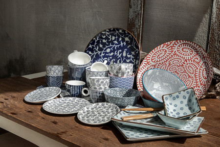 工艺不同的陶瓷板碗和木制桌上的杯子陶瓷餐具美丽安排选择焦点釉面精雕细琢背景图片