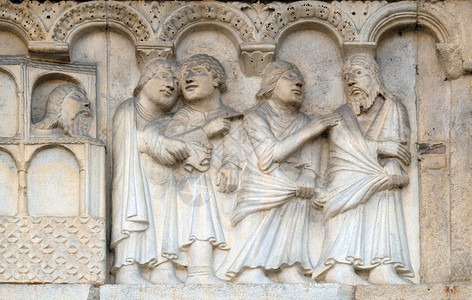 地标与创世纪诺亚的故事相提并论他和的儿女一起被送进土里意大利摩德纳教堂Wiligelmo的BasfalesRelief正面图片