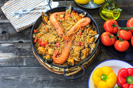 巴伦西亚帕耶拉美味的海产食品大米和虾鱿鱼未剥皮浅褐色的图片