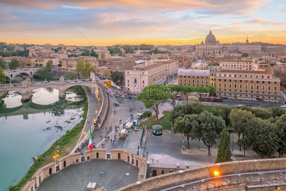 镇历史的建筑学日落时从意大利圣安杰洛城堡欣赏罗马老天际线图片