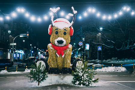 时间动物速连科Golderdeer雕像作为基辅街的圣诞节装饰品图片