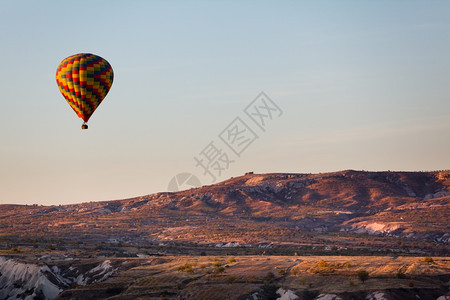 景观土耳其卡帕多西亚上空气球岩石日出图片