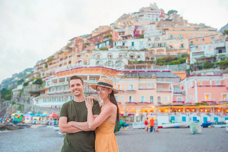 女士美丽的在意大利阿马尔菲海岸度假的家庭在意大利波西塔诺Amalfi海岸度假是意大利海岸最美丽受欢迎的村落意大利亚沙海岸暑假期间图片