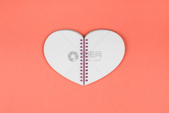 记事本最佳充满活力以空白纸做模型在珊瑚彩纸上复制空间作为女博客社交媒体情人明信片最起码风格的样板模ValentinePolent图片