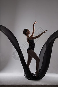 瘦骨嶙峋的裙子美与优雅女概念用举起手芭蕾舞女郎在黑布上跳着色紧身衣摄影演唱室拍美丽与优雅的女门户14图片