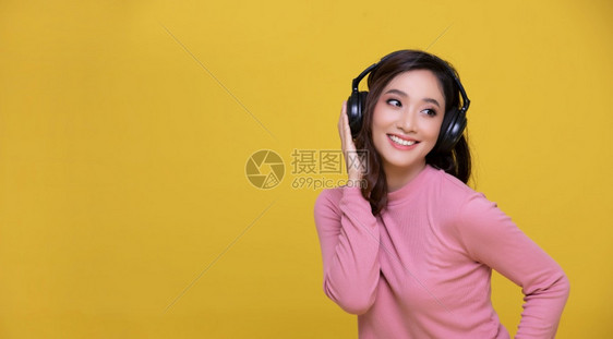 听音乐的年轻女孩图片