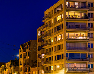 闪亮的夜间点城市公寓和建筑物比利时布兰肯贝格新的发光图片