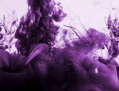 巨大的紫色云雾烟假面多路段森林图片素材