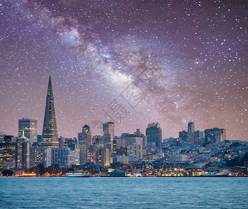 旧金山加利福尼亚州市中心夜晚星空银河天际线图片