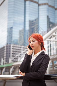 行政人员办公室在现代城市打电话的年轻商业女青电话亚洲人图片
