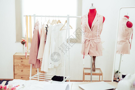 时装设计师展示室工作背景新收集的粉色糊式女服装设计裁缝和纫概念现代室内红房配人造假饰品商业有创造力的粉色图片