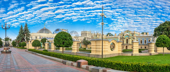 城市旅行乌克兰基辅0712乌克兰基辅最高委员会附近的宪法广场在一个阳光明媚的夏日早晨乌克兰基辅宪法广场正方形图片