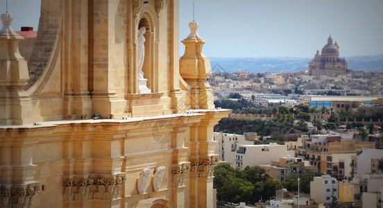 马耳他语墙维多利亚或拉巴特市的Aeriel观点和马耳他戈佐大教堂维多利亚戈佐马尔他艾里埃市的Victoria或拉巴特以及马耳他哥图片