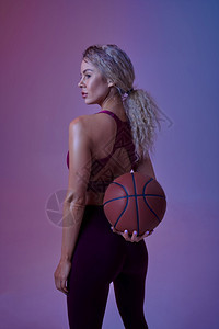 拿着篮球的运动女性图片