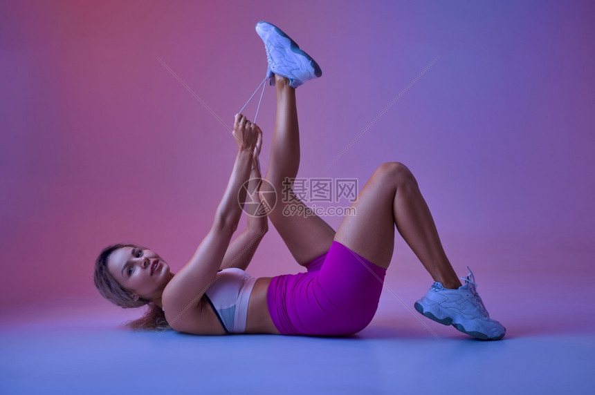 健身运动的青年女性图片