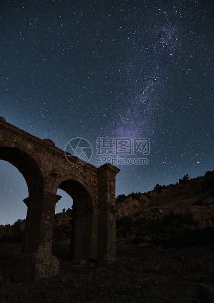 拜占庭式夜晚土耳其安塔利亚阿里索斯的英仙座流星雨夜间阿里亚索斯和英仙座流星雨蜿蜒图片