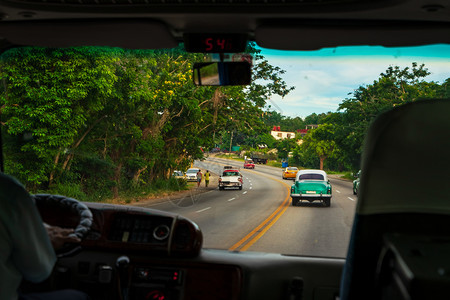 优质的透过车窗看路观视古巴典型的老旧汽车以及真实生活的时刻令人惊艳的景象复古加勒比海图片