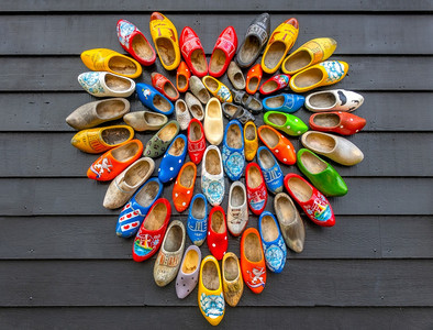荷兰来自灰色板的粗皮背景许多荷兰克伦普式鞋以由荷兰克隆普斯制成的心脏标志形状旅行文化鞋类图片