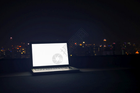 模糊窗户咖啡夜间有城市风景的手提电脑空白屏幕工作中断概念间歇图片