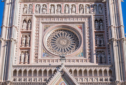 纪念碑Orvieto大教堂外墙的详情玫瑰华丽图片