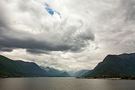 在多云的天空下挪威安道尔尼斯附近的Romsdalsfjorden沿线的山脉挪威安道尔尼斯附近的沿线绿色全景风优美图片